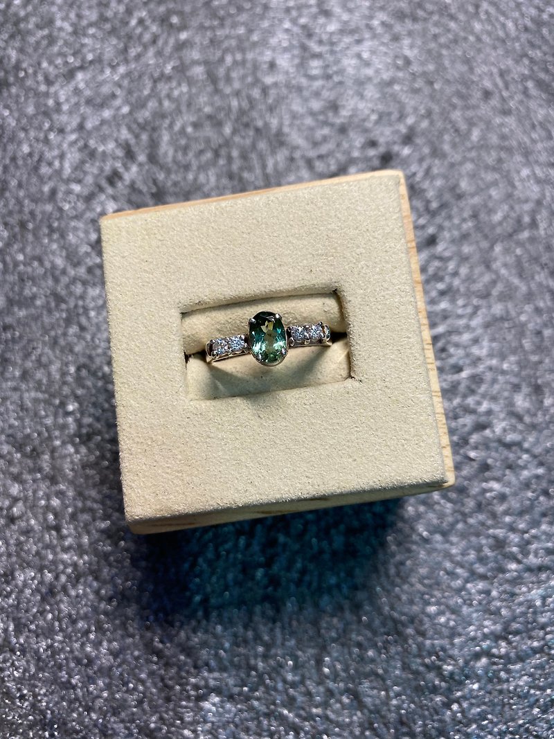 Green Tourmaline Elegant Ring Nepal Handmade 925 Sterling Silver - แหวนทั่วไป - เครื่องเพชรพลอย สีเขียว