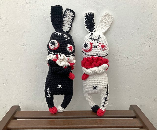 ゾンビウサギのペア、白と黒の怖いウサギ、かぎ針編みのハロウィーン 