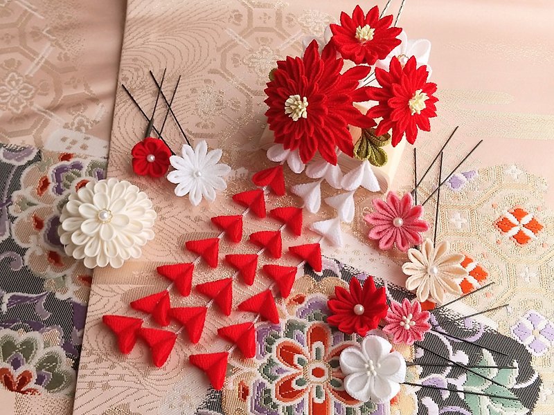 【Sale】成人式、卒業式に間に合います　日本の伝統工芸 つまみ細工の髪飾りセット　ちりめん赤 - 髮飾 - 絲．絹 紅色