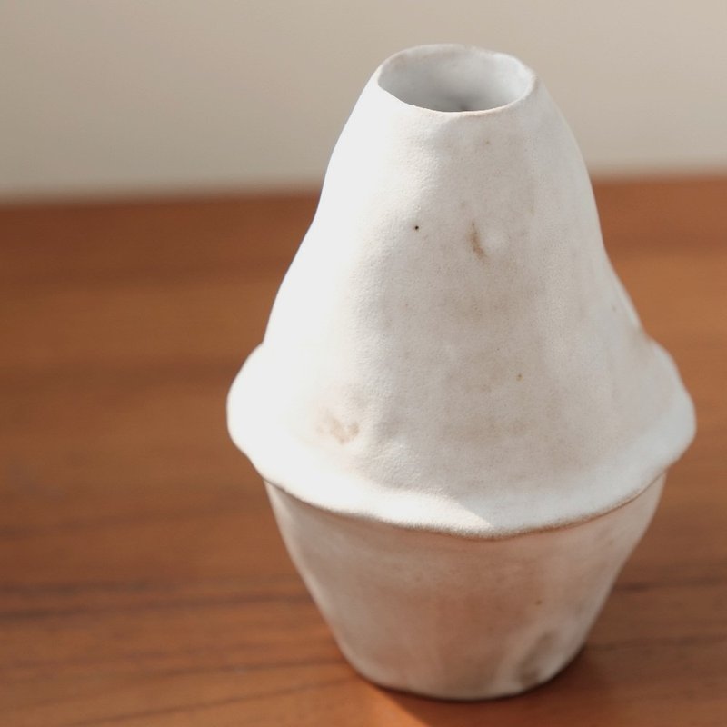 【Chiao】 Hand-made flower vase - Pottery & Ceramics - Pottery White