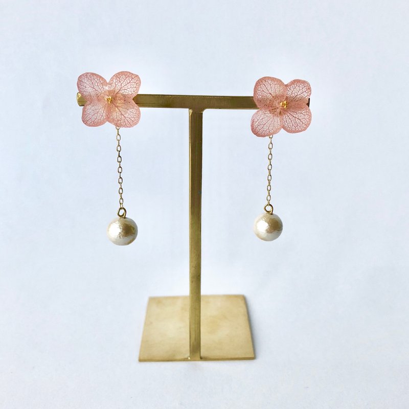 Hydrangea earrings and long pearl catch vintage pink - Earrings & Clip-ons - Plants & Flowers Pink