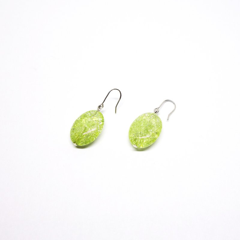 黄緑色のクラック水晶SVピアス【Pio by Parakee】 cracked crystal pierced earrings - 耳環/耳夾 - 寶石 綠色