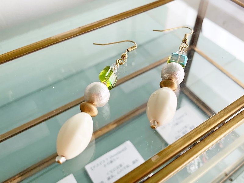 White green and Czech beads Clip-On/ earrings - ต่างหู - วัสดุอื่นๆ ขาว