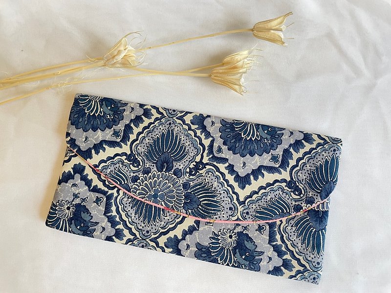[Good day handmade] Celadon flower. Cloth as a rich lady/boss cloth as a red envelope bag passbook bag - Wallets - Cotton & Hemp Blue