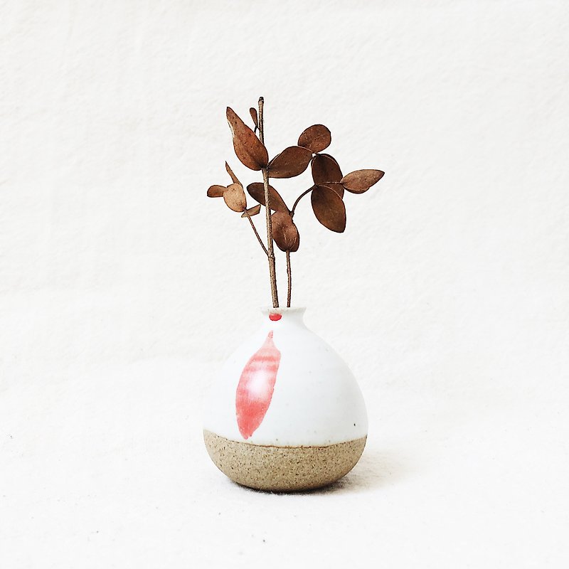 Handmade Ceramic Mini Vase - A Pinch Of Red - ตกแต่งต้นไม้ - ดินเผา สีแดง