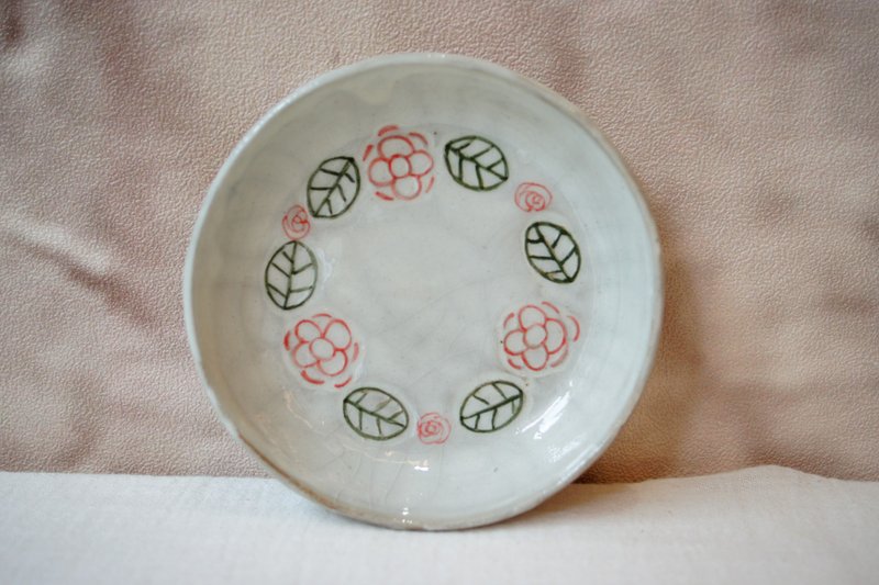 Handcrafted kohiki round dish with Roses, Ø11.5cm sauce plate - Small Plates & Saucers - Pottery White