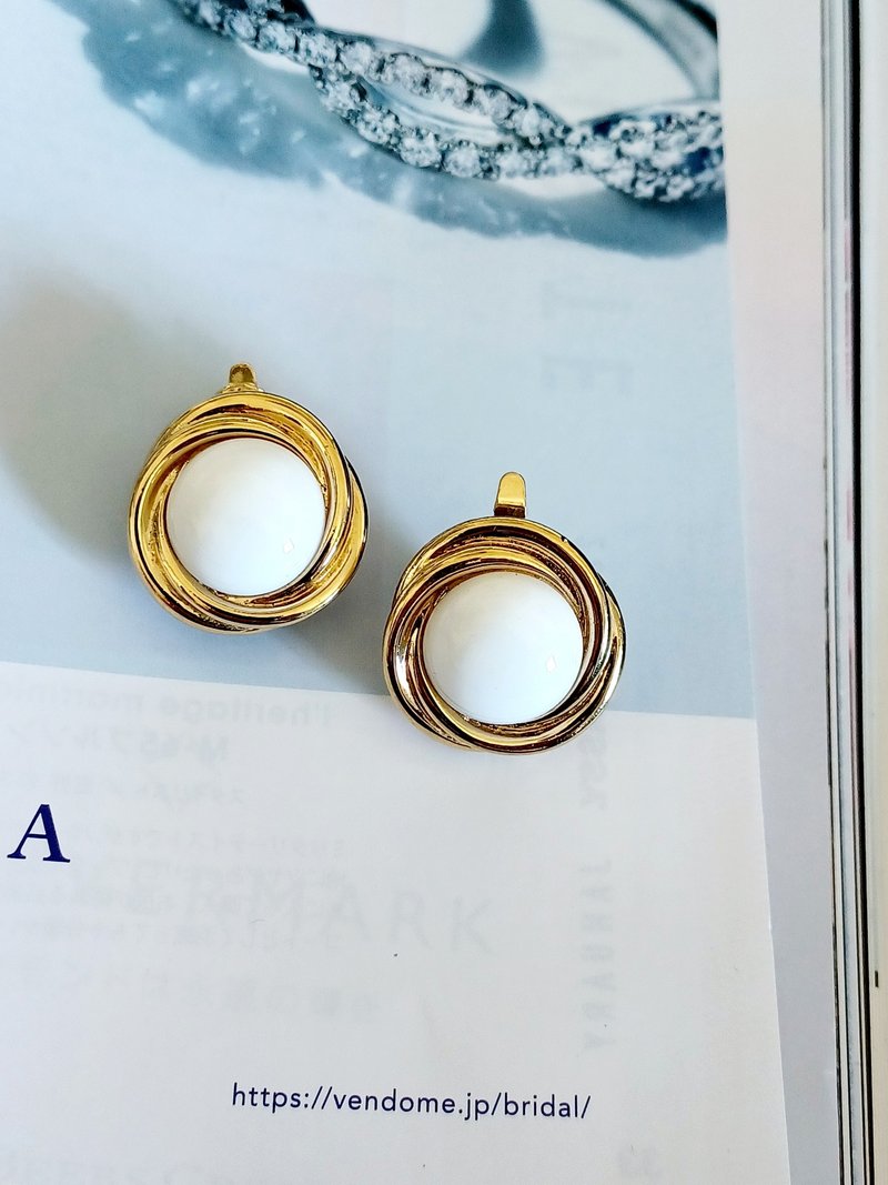 vintage jewelry  Trifari 古典金色環圈白色賽珞珞 夾式耳環 - 耳環/耳夾/耳骨夾 - 其他金屬 