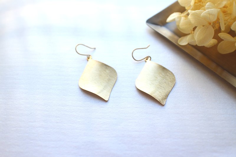 Double leaves-Brass earrings - ต่างหู - ทองแดงทองเหลือง สีทอง