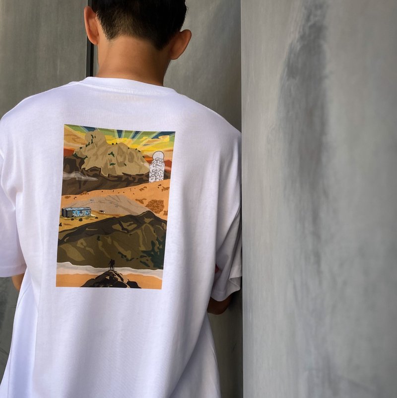 Sitting and looking at the mountains - Oversize cotton T-shirt - เสื้อฮู้ด - ผ้าฝ้าย/ผ้าลินิน ขาว