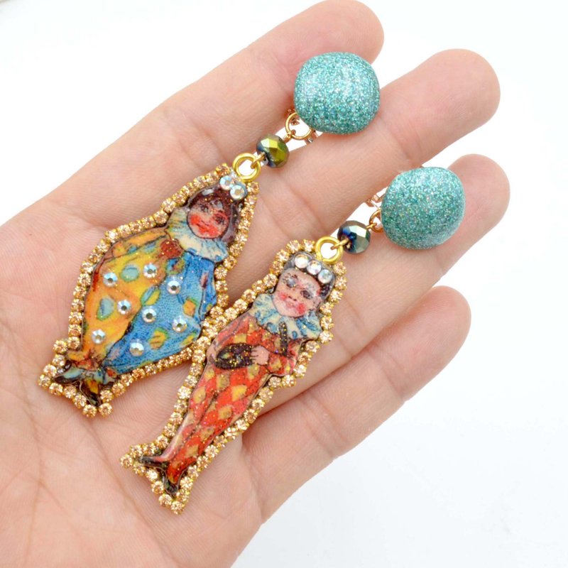 American wood chip clown doll pattern printed wood chip earrings embellished with Swarovski crystal chain accept order for a long time - ต่างหู - ไม้ หลากหลายสี