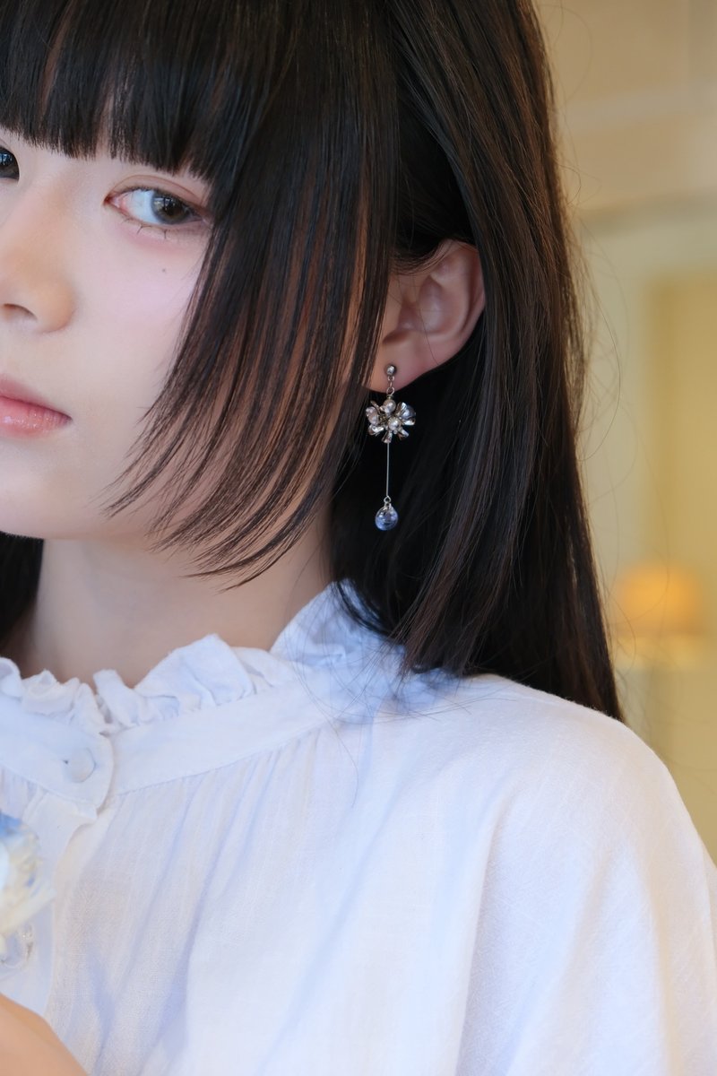 Nina | 繡球花 不對稱 | 美國製琉璃淚珠 Swarovski 珍珠耳環 - 耳環/耳夾/耳骨夾 - 其他金屬 銀色