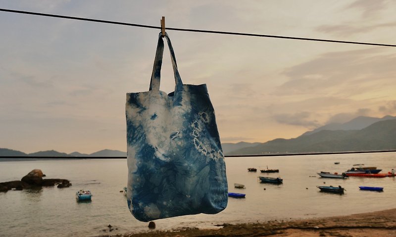 【There is kind of Lantau‧ Blue Dyeing Workshop】Cloth Bag- D37 - กระเป๋าถือ - ผ้าฝ้าย/ผ้าลินิน สีน้ำเงิน