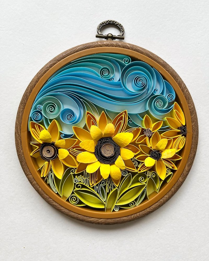 Quilled Paper Sunflowers in field in embroidery hoop - ตกแต่งผนัง - กระดาษ สีเหลือง
