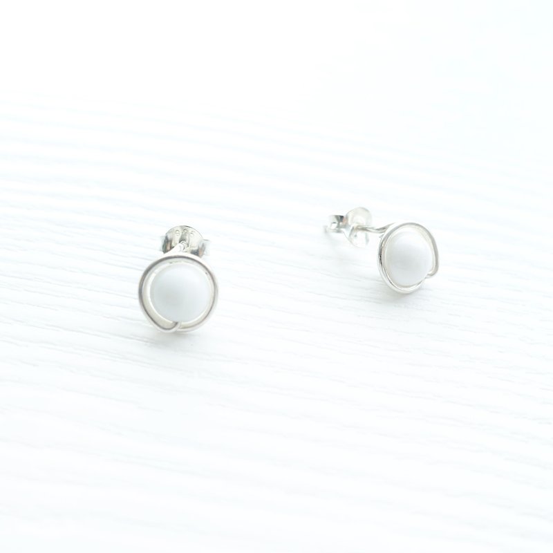 GENIES - Tridacna Silver Earrings Clip on Earrings Piercing Earrings Ear Cuffs - ต่างหู - วัสดุอื่นๆ ขาว