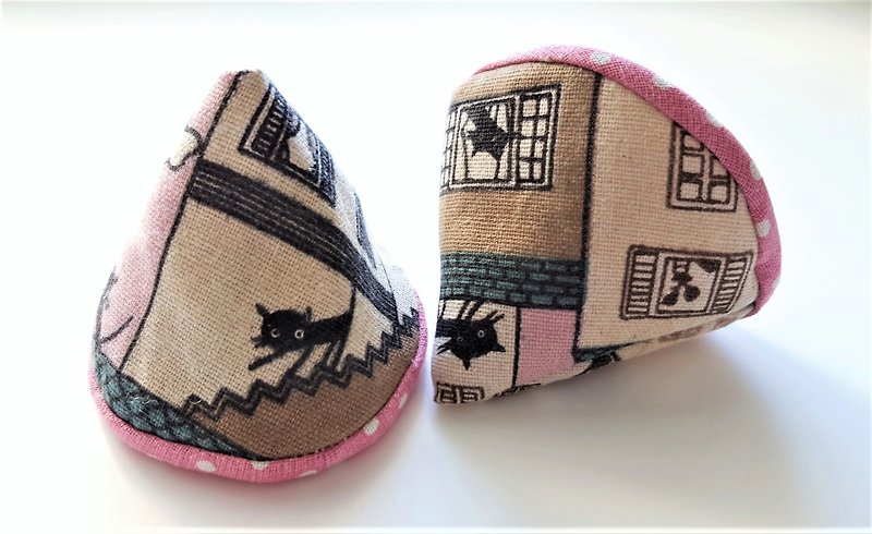 Pot Hat (Pink Black Cat) - ผ้ารองโต๊ะ/ของตกแต่ง - ผ้าฝ้าย/ผ้าลินิน สึชมพู