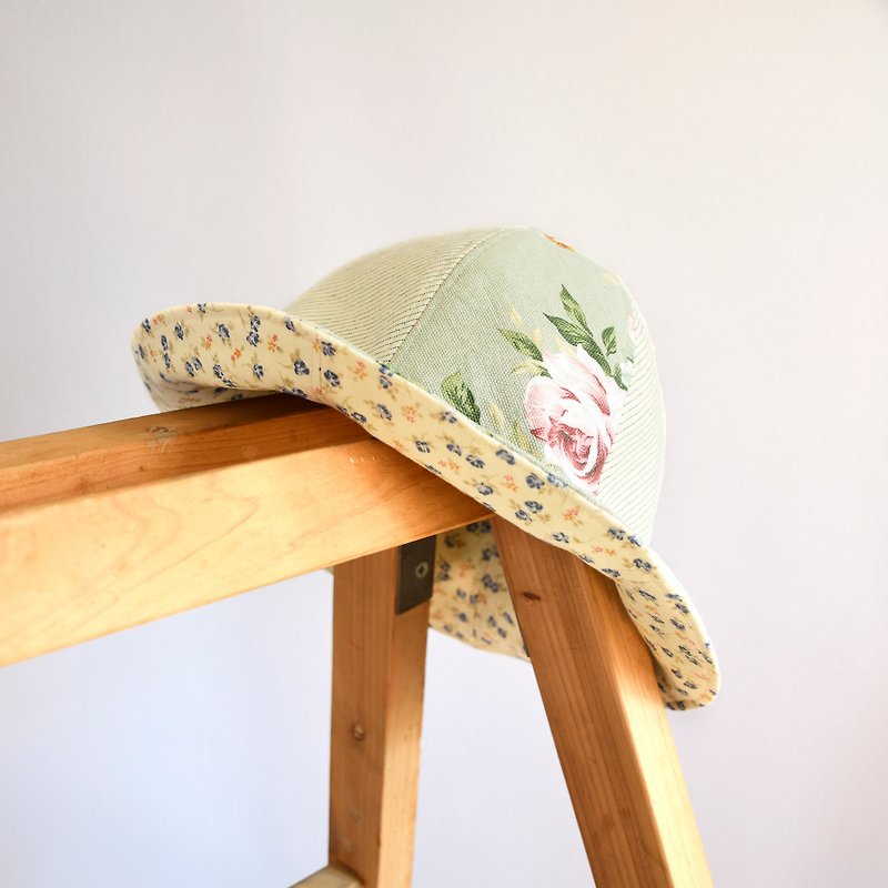 斜めの手作りの帽子と牧歌的なグリーンの花柄//チューリップの帽子 - 帽子 - コットン・麻 グリーン
