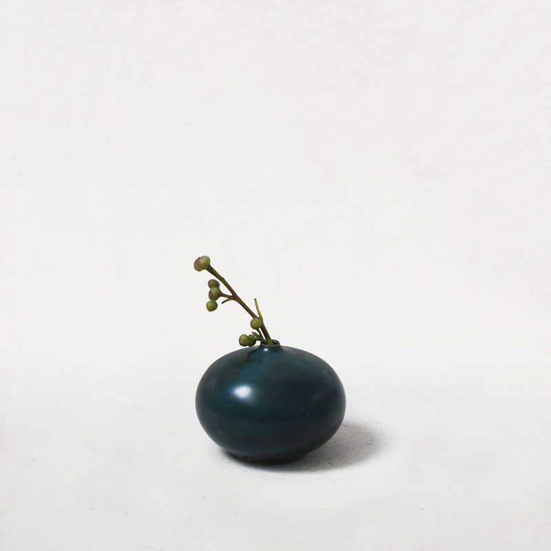 Handmade ceramic mini flower - Oblate (dark green) - เซรามิก - ดินเผา สีเขียว