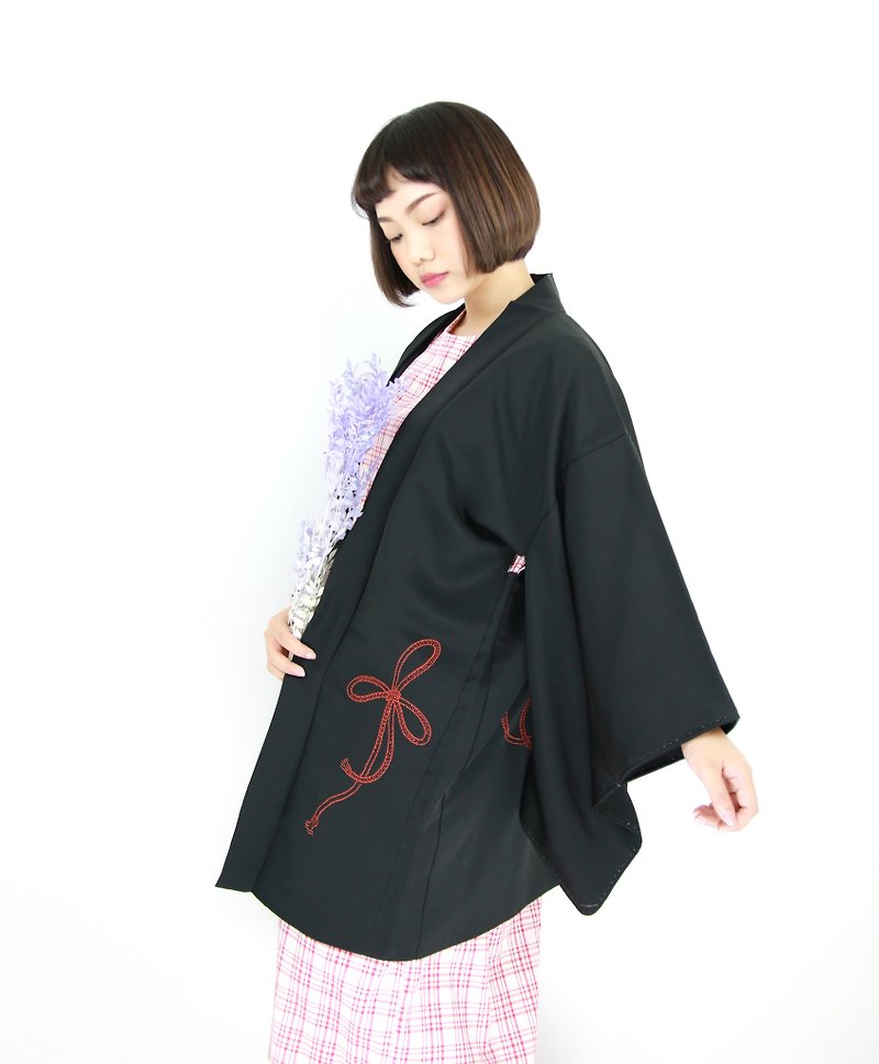 Back to Green :: Japan bring back kimono feathers blood red knot // men and women can wear // vintage kimono (KI-120) - เสื้อแจ็คเก็ต - ผ้าไหม 
