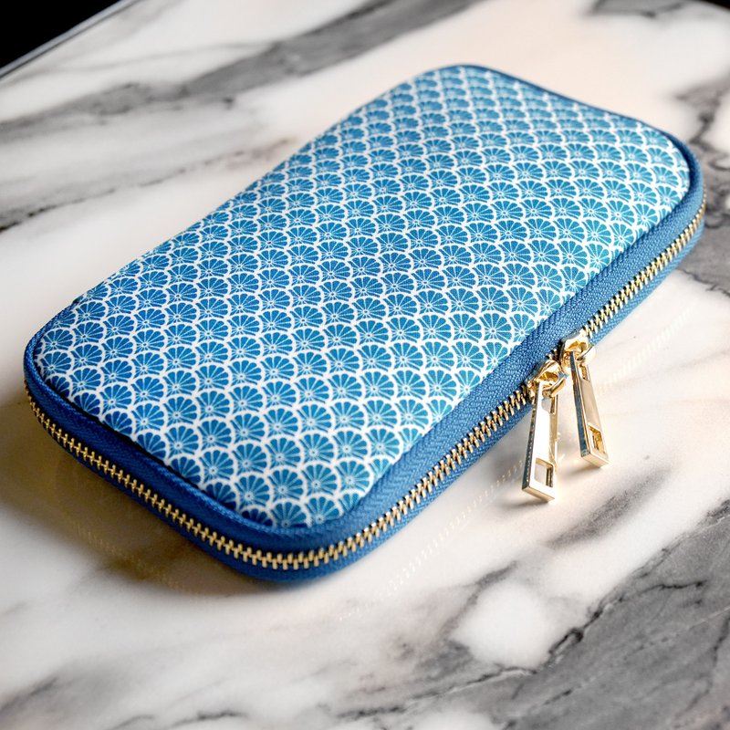 拉鍊護照包 / 手機錢包 / 旅行護照夾 - 雛菊之田 - 護照夾/護照套 - 棉．麻 藍色