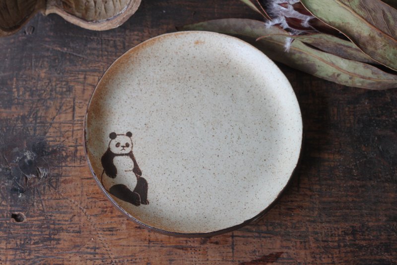 Round plate with Panda - จานและถาด - ดินเผา สีกากี