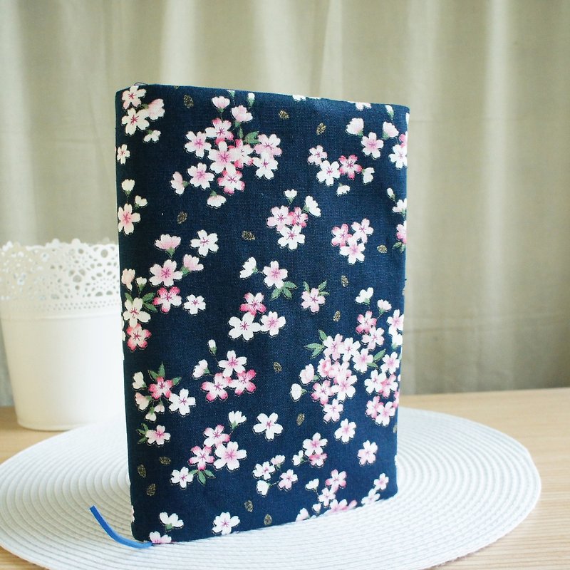 Lovely [Sakura flying around double-sided cloth book jacket, dark blue] 25K log, A5 hand account - ปกหนังสือ - ผ้าฝ้าย/ผ้าลินิน สีน้ำเงิน