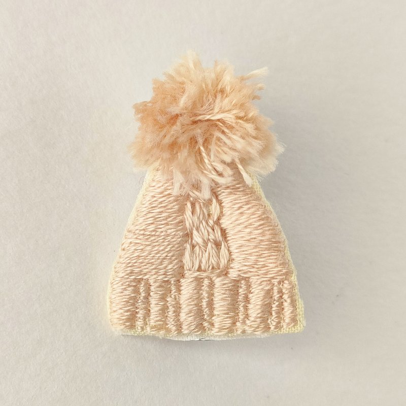 ベージュのニット帽刺繍ブローチ　小 - 胸針 - 棉．麻 卡其色