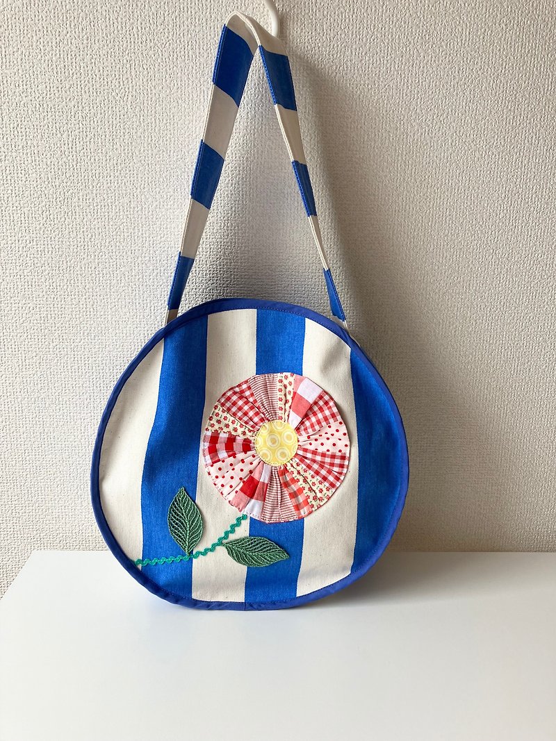 flower pocket circle bag - Messenger Bags & Sling Bags - Cotton & Hemp Blue