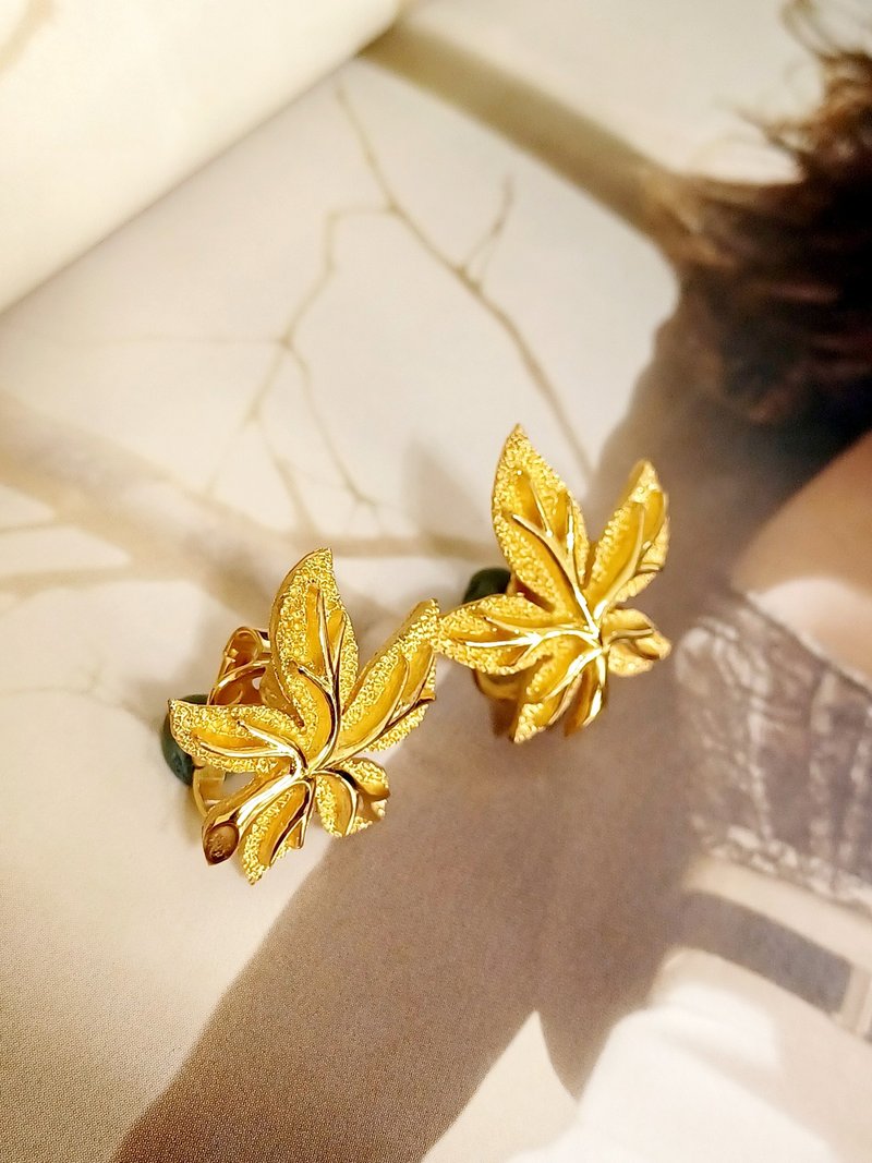 vintage jewelry Trifari 優雅金色浮雕紋理葉形 夾式耳環 - 耳環/耳夾/耳骨夾 - 其他金屬 