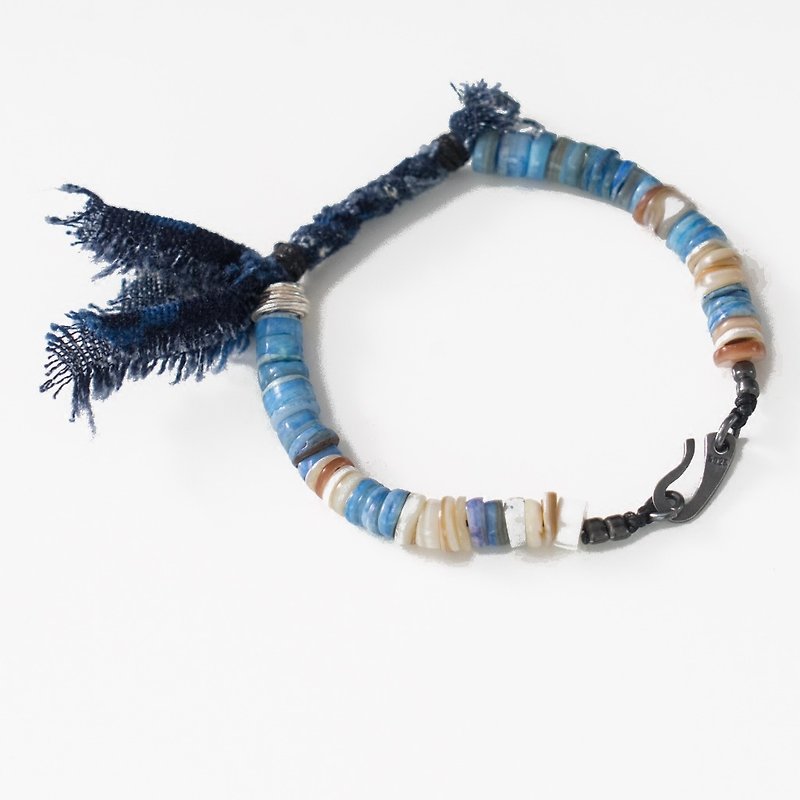 Indigo blue dyed bracelet Japanese with blue dyed ancient cloth shell bracelet handmade handmade - สร้อยข้อมือ - เปลือกหอย สีน้ำเงิน