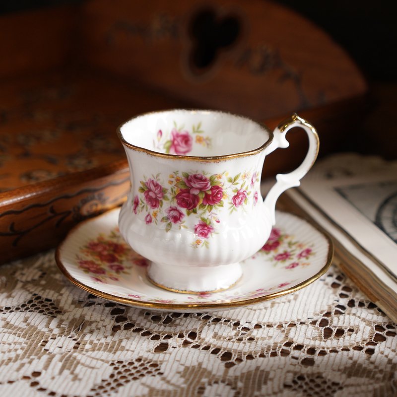 Vintage English fine bone china teacup and saucer from the Queen's Rose series - ถ้วย - เครื่องลายคราม หลากหลายสี