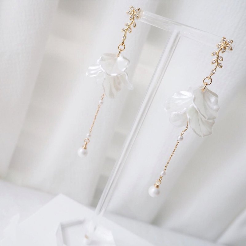 Bridal Earring Bridal Clip-On Birthday Gift Elegant Earring Clip-On Customization - ต่างหู - โลหะ ขาว