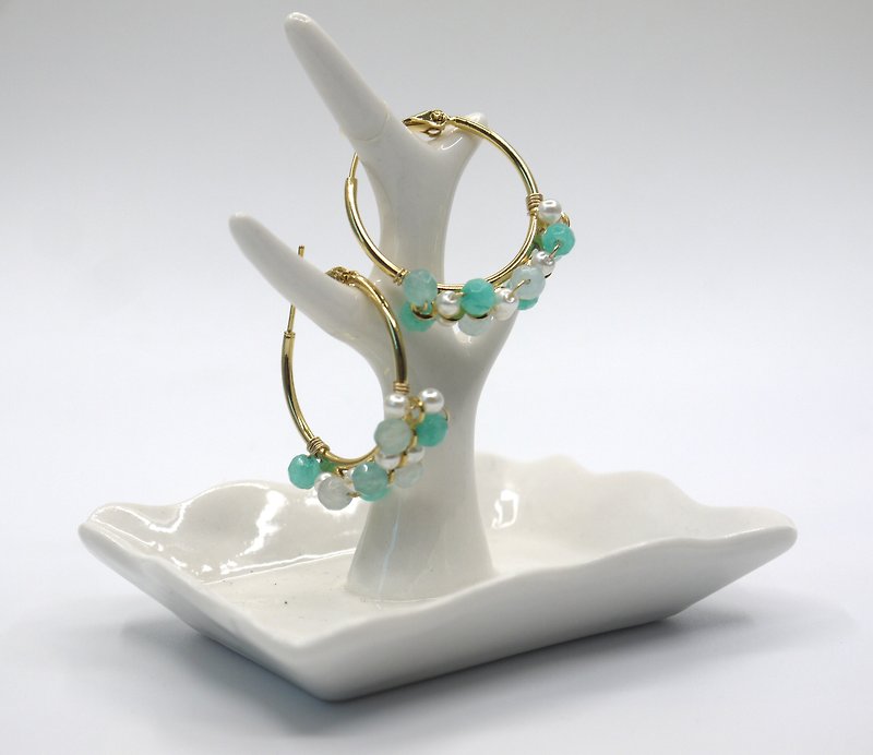 [Riitta] seawater blue cut chalcedony pearl round earrings - Earrings & Clip-ons - Gemstone 