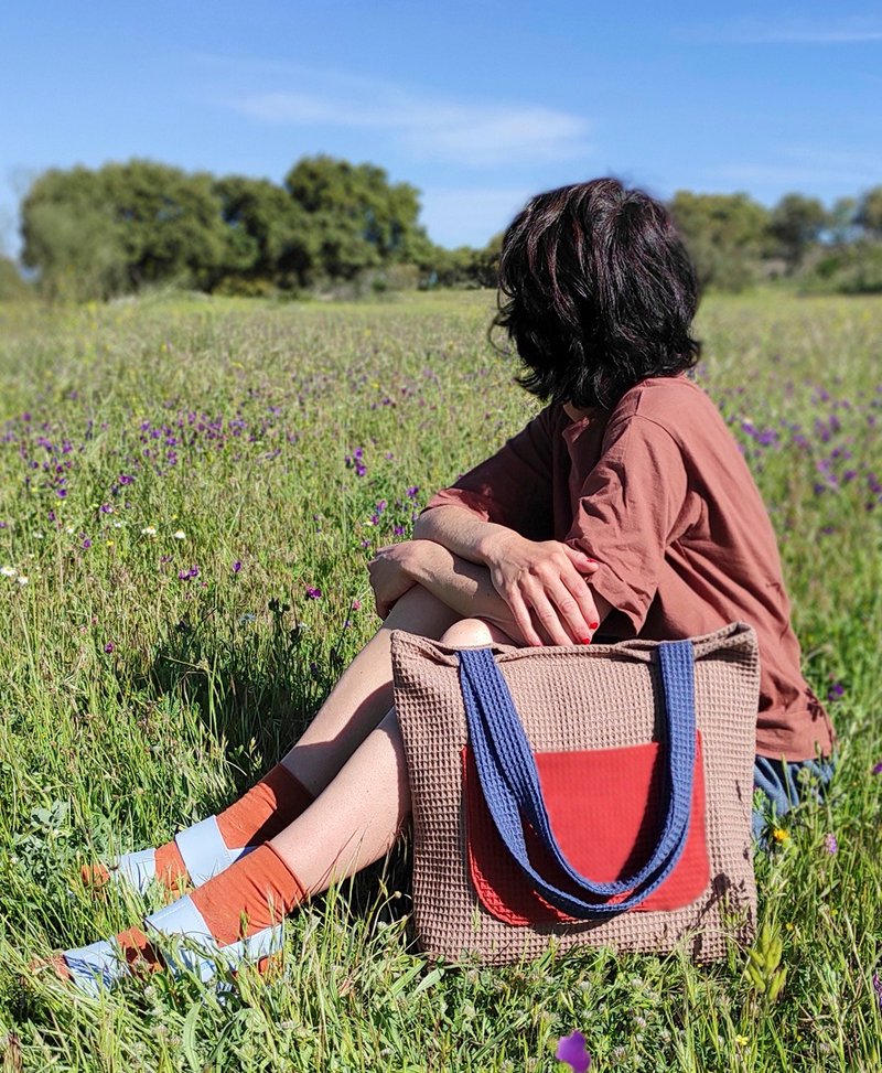 Tote bag Play in brown. Large handbag made of colorful cotton fabrics. - กระเป๋าถือ - ผ้าฝ้าย/ผ้าลินิน สีนำ้ตาล