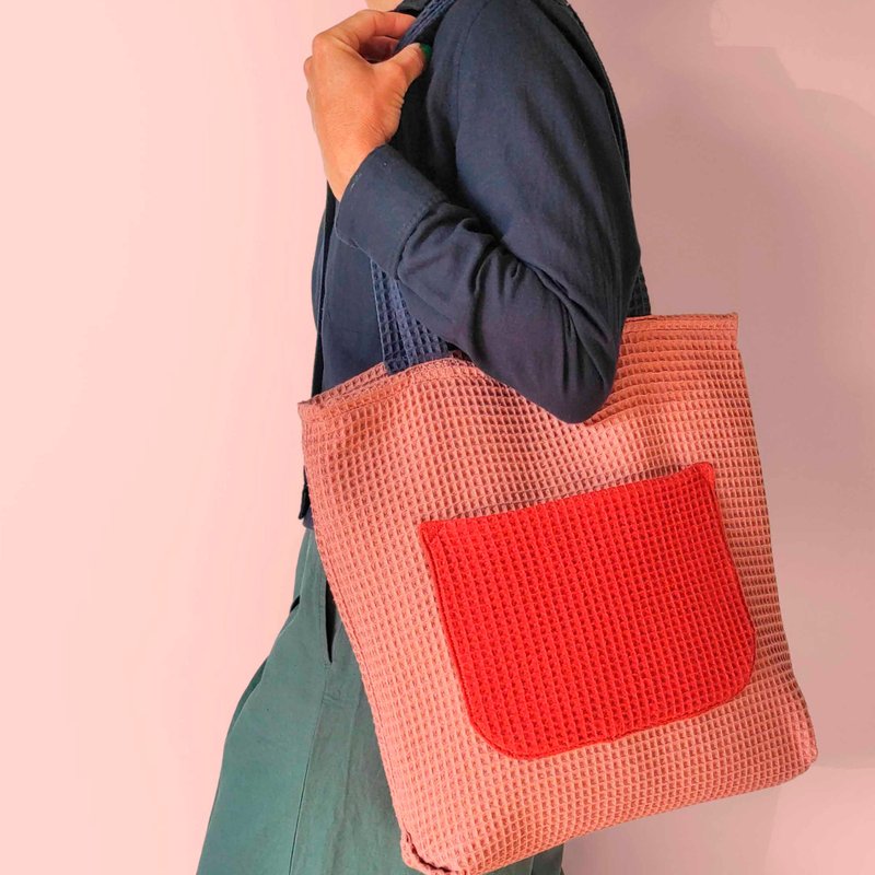 Tote bag Play in tan brown. Large handbag made of colorful cotton fabrics. - 手提包/手提袋 - 棉．麻 咖啡色