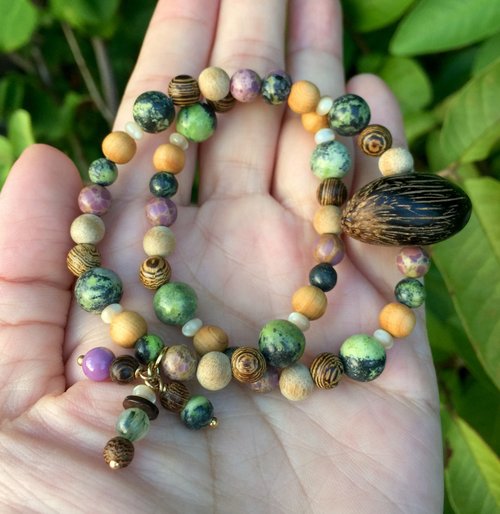 Divine Love On Earth 大地自然手作飾品 ||沙漠丁香|| 繞二圈手珠。紫雲母/蛇紋石/菩提子/珍珠貝/花梨木