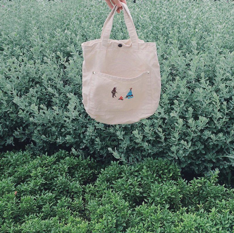 Camping with a Bear Embroidery - Canvas Crossbody Bag :  Calico Color - 手袋/手提袋 - 棉．麻 白色