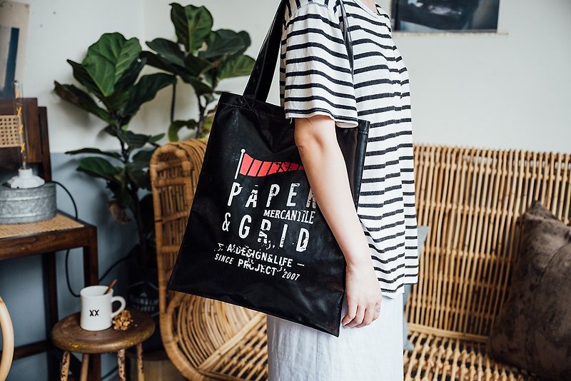 Paper & Grid Tote Bag - กระเป๋าแมสเซนเจอร์ - วัสดุกันนำ้ สีดำ