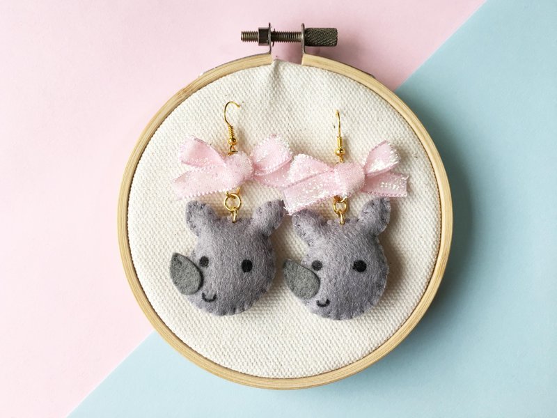 Rhino animal earring with pink glitter ribbon. - 耳環/耳夾/耳骨夾 - 聚酯纖維 卡其色