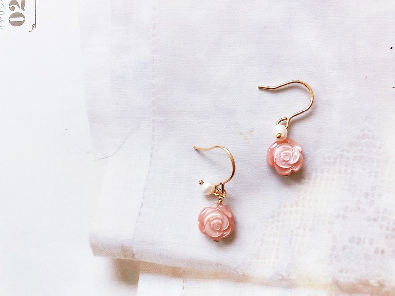 Natural rose powder shell earrings │ rose pink natural stone Japanese gift birthday sweet - ต่างหู - เครื่องประดับพลอย สึชมพู