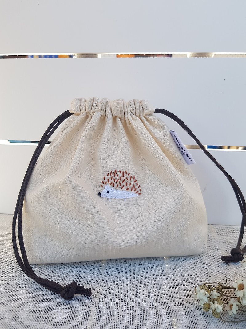 Little Hedgehog Drawstring Bag Hand Embroidery - กระเป๋าเครื่องสำอาง - ผ้าฝ้าย/ผ้าลินิน ขาว