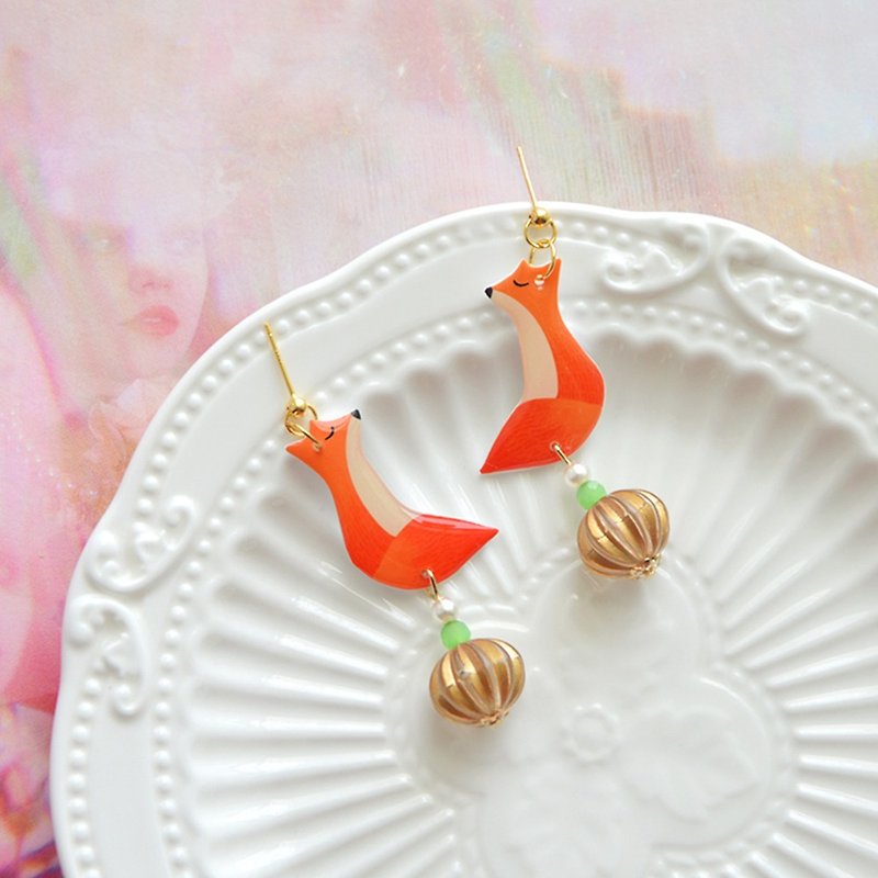Cute little fox earrings Sen girl temperament ear clip jewelry box packaging gift - Earrings & Clip-ons - Resin Orange