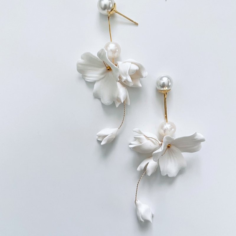 つぼみとお花のホワイトピアス(イヤリング) - ピアス・イヤリング - 真珠 ホワイト