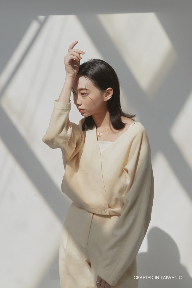 個性棉麻圍裹式無領短外套 / 淡黃色 - 女西裝外套 - 棉．麻 黃色