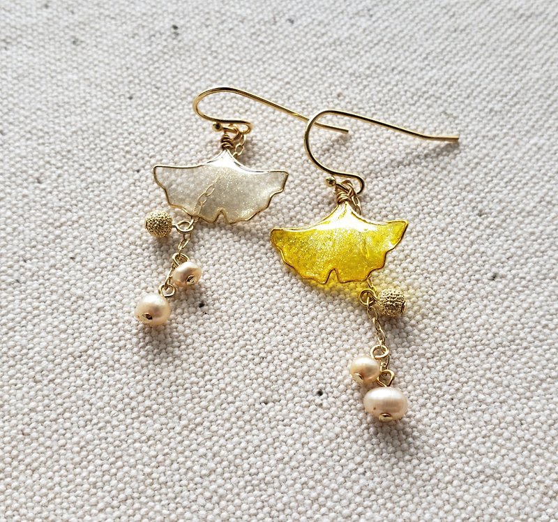 ginkgo leaf pierced earrings or clip&screw earrings autumn - ต่างหู - เรซิน สีเหลือง