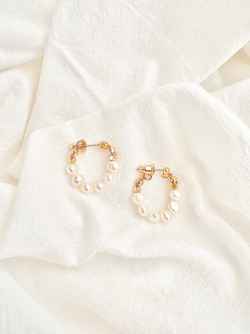 Natural Pearl Flexible Hoop Earrings - ต่างหู - ไข่มุก ขาว