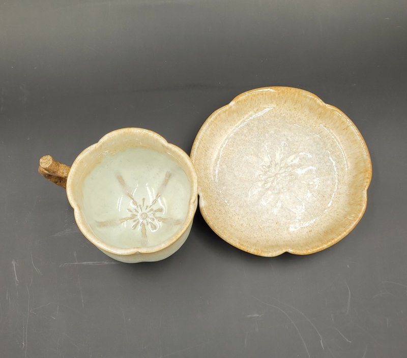 梅花造型杯 手作咖啡杯 梅花咖啡杯 花形咖啡杯 可愛杯子 咖啡杯 - 咖啡杯 - 陶 