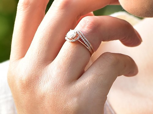 Mika 18K玫瑰金莫桑石訂婚戒指和 纖巧鑽石婚戒