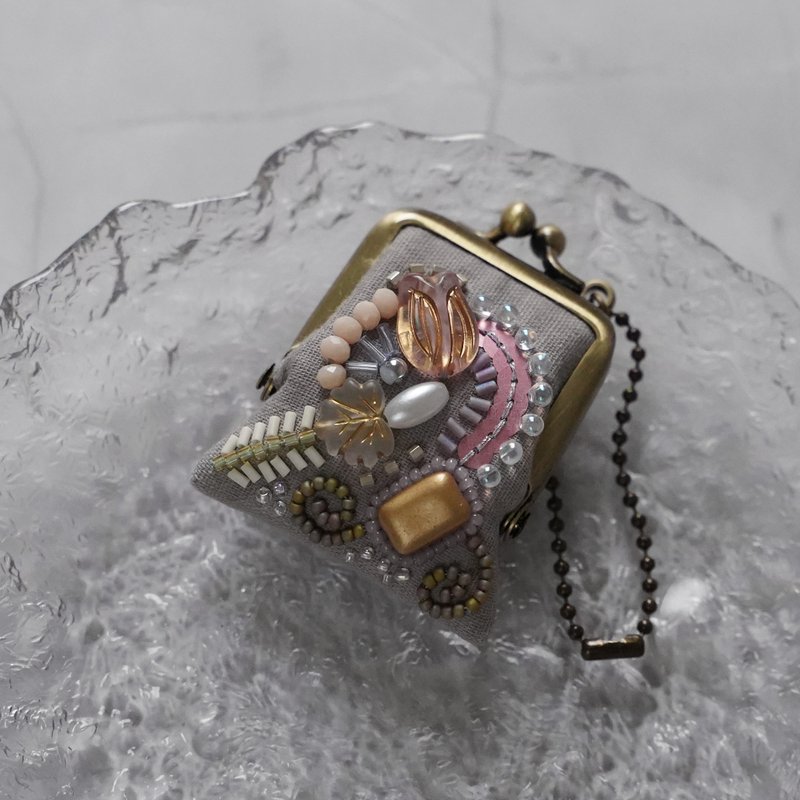 ネックレスにも、バッグチャームにも、小さな小さなビーズ刺繍のがま口 70 グレー　ガーゼ　アクセサリーケース - 吊飾/掛飾 - 棉．麻 灰色
