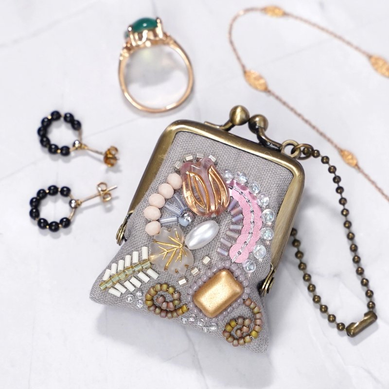 小さなビーズ刺繍のがま口 No.70 グレーのガーゼ ネックレス・バッグチャームにも アクセサリーケース 手刺繍の一点物 - 吊飾/掛飾 - 棉．麻 灰色