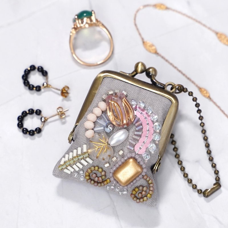 小さなビーズ刺繍のがま口 No.70 グレーのガーゼ ネックレス・バッグチャームにも アクセサリーケース 手刺繍の一点物 - チャーム - コットン・麻 グレー